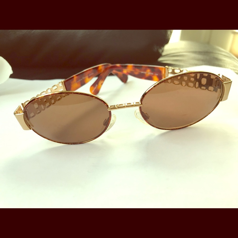 Carolina Herrera designer sunglasses tortoise & gold frame brown lenses Vintage